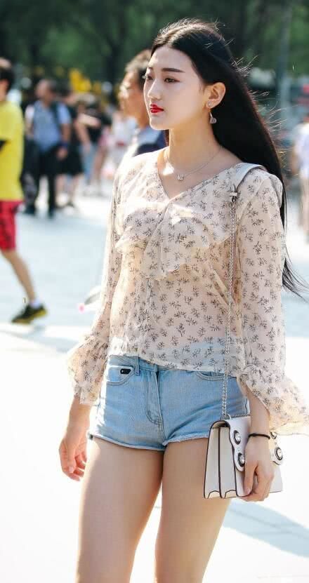 街拍美女：气质小姐姐碎花上衣穿出朦胧曲线，别样风情十分吸睛