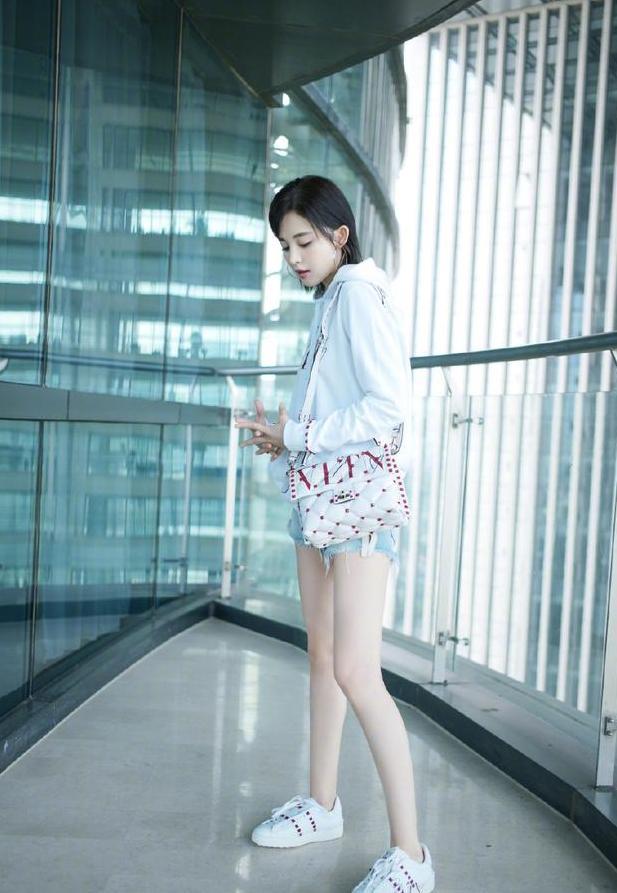 “国民腿精”是李溪芮？娜扎不服，靠双平底鞋凹出大长腿！