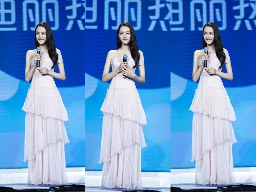 热巴一袭粉裙高级感满屏，竟比印花裙还惊艳，网友:我又恋爱了!