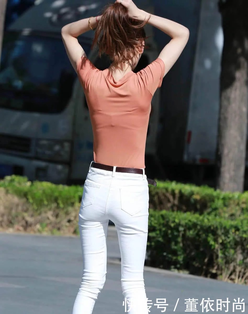最吸引人的白色紧身裤小姐姐,苗条紧俏身材蹲下姿势更迷人
