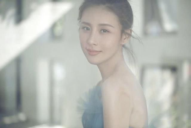 贾青豁出去了!裙子短到只能遮住大腿根,不用手挡住就尴尬了!