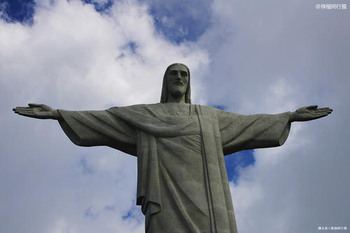 世界上最大的耶稣像，用1200吨石头雕成，屹立高山之巅