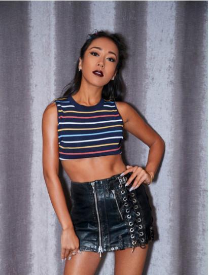 吉克隽逸一身独特的麦色皮肤再加上着装完全是一个性感的尤物