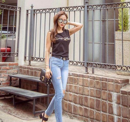 街拍：成熟妩媚知性的小姐姐，穿着性感大方加上迷人身姿很撩人！