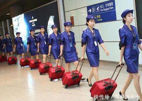 为什么空姐每次上飞机都要拖一个小箱子呢这个小箱子有什么用