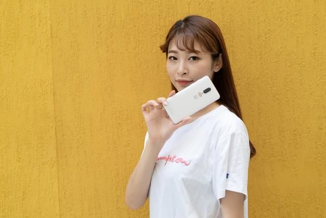 遇到这样的白色高通骁龙845手机，就直接买了吧！