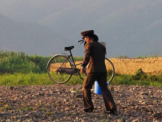朝鲜姑娘为什么热衷于穿高跟鞋？朝鲜美女导游说出了答案