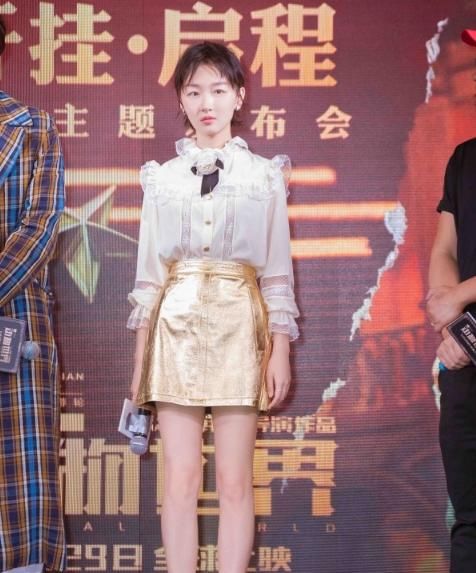 周冬雨身穿荷叶领裙，丝毫不输有颜有身材的景甜，选对衣服很重要