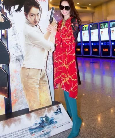 戚薇的袜子吃了高跟鞋！难怪网友调侃：这丝袜和鞋成了亮点！