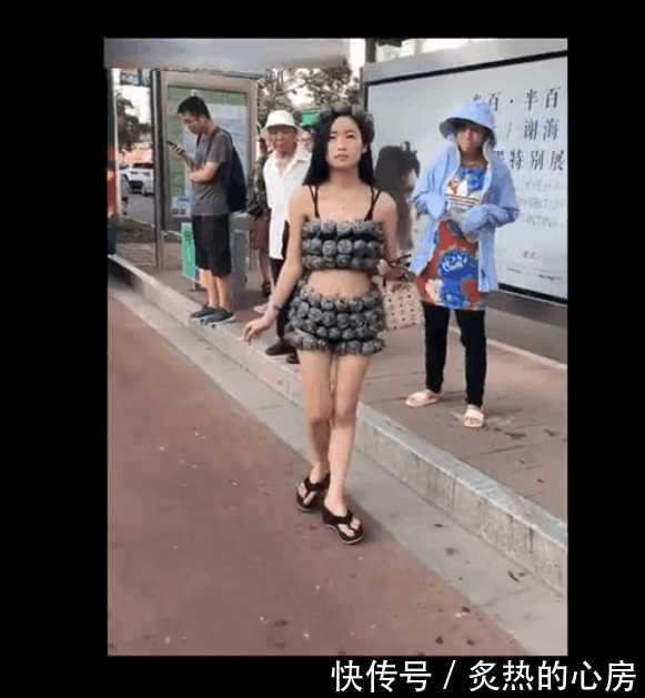 美女嘴刁中华烟，身穿泳衣形状钢丝球，路人看呆，大爷眼神亮了