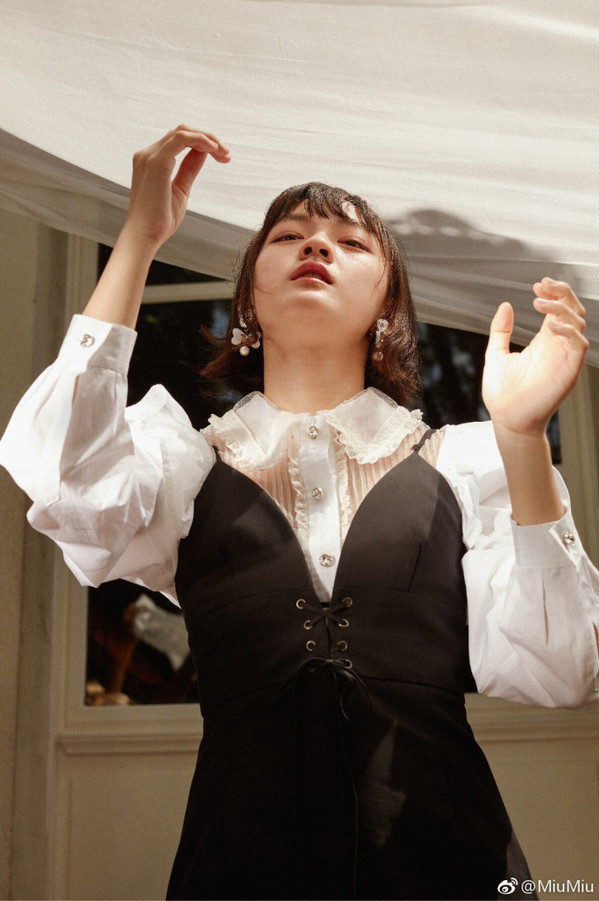 看《天坑鹰猎》,帮王俊凯挑选女朋友