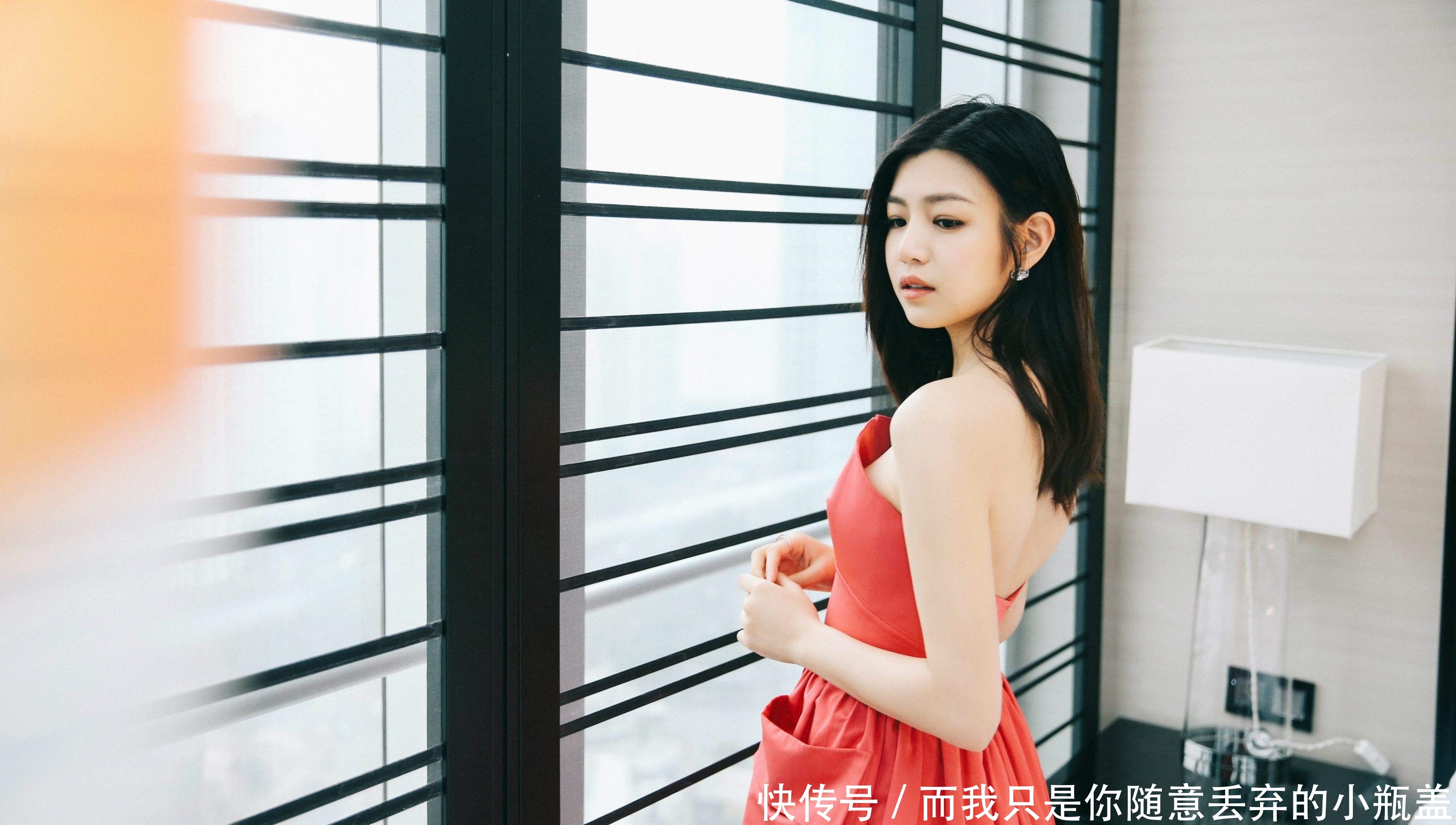  #女生#圆脸女生别留黑长直，超显脸大，这3款发型更适合你，减龄显脸小