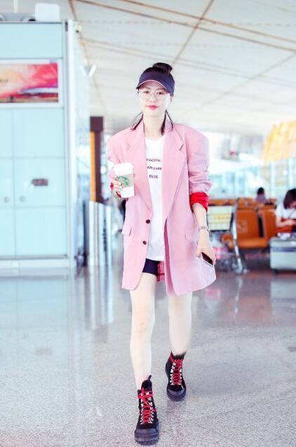 36岁谭维维粉色宽肩西装扮嫩，下身只穿一件安全裤，网友:真敢穿