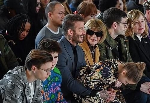 时装周:贝克汉姆携儿女亮相时装周,8岁小七穿印花裙,坐爸腿上成团宠