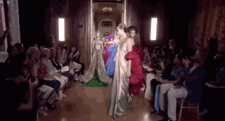 花团包围脸庞，羽毛变成云朵，世界上没有Valentino不敢做的少女