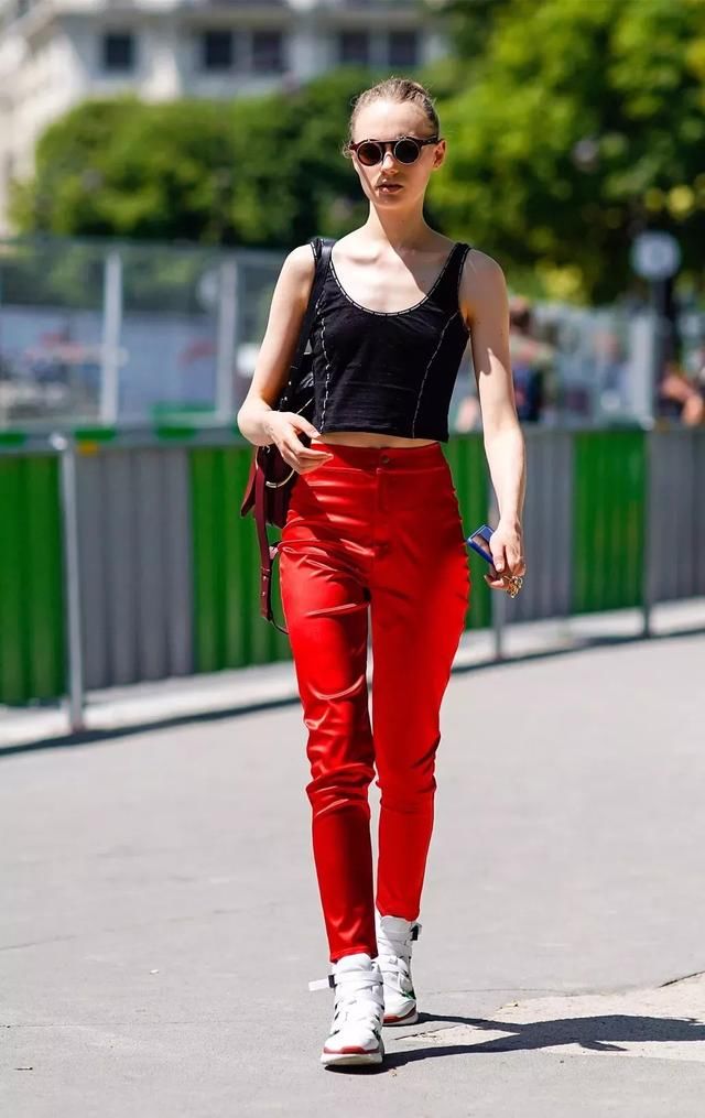 戳进来｜看完了她们的穿搭，我立刻丢掉了鞋柜里的高跟鞋！