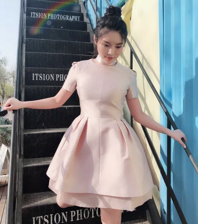 大嫂徐冬冬都瘦得见骨了,撩衣炫腹却炫出尴尬,小蛮腰一言难尽