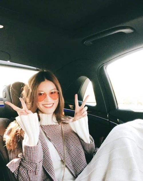 超模何穗晒美照称衣服好看 网友: 主要是人美