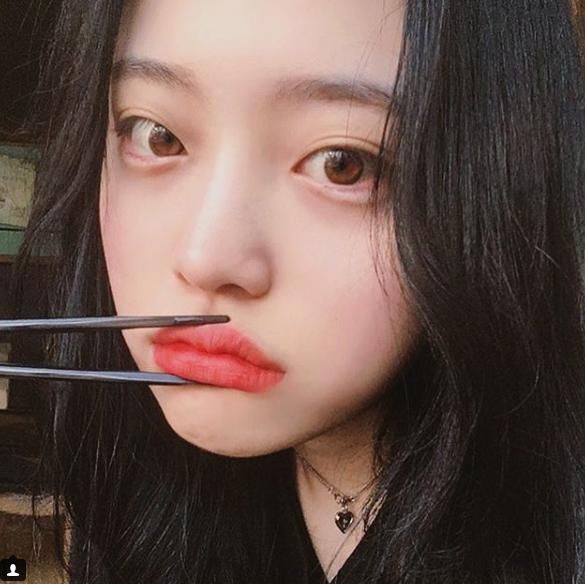 崔雪莉你开小号了吗？网红撞脸成这样真的太夸张了吧！难道这种神