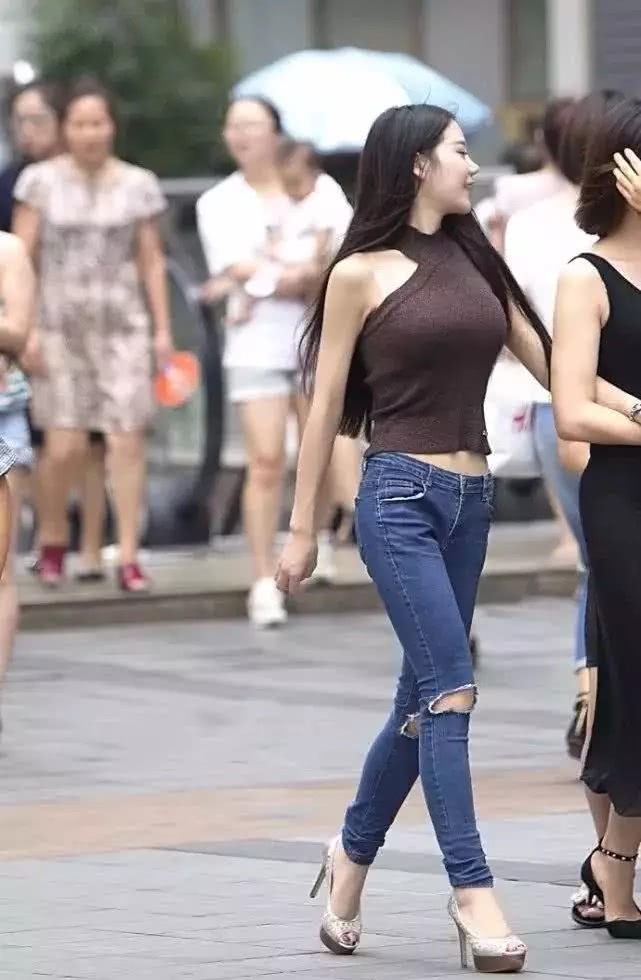 街头美女搭配一条牛仔裤，举手投足都是时尚！