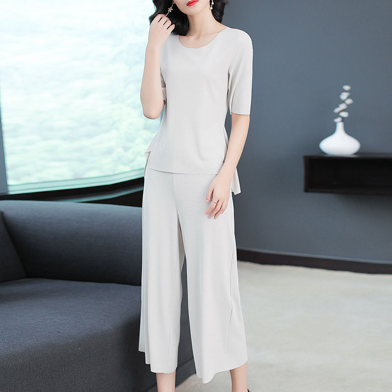 8月立秋后，40岁女人多穿这种时尚套装，尽显女人窈窕身姿，美