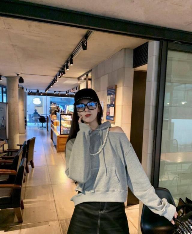  「剪裁手法」“叠穿”已经过时，“日系极简风”越来越火，10组穿搭让你美一季