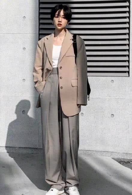  『勾勒出』秋冬季不容易穿？显肿又显胖？那样搭出街120斤也会变90斤