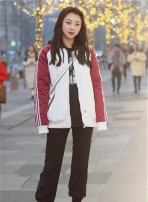  有型：个性时尚的美女街拍：身材高挑有型的美女，让人看了又看