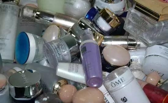 朋友圈代购再曝惊人内幕:1元假香水贴个标卖200块，“代购小票”