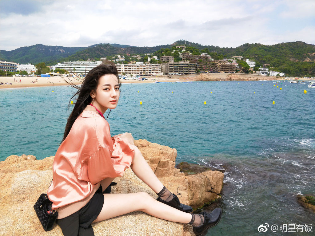 迪丽热巴真的美，颜值高笑容甜 还有一双大长腿