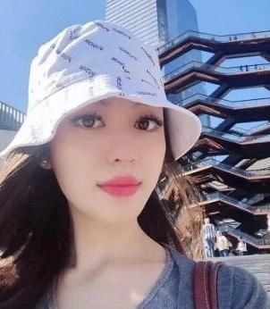  「堪称」吉娜堪称人间芭比，同款针织衫秀身材穿一年也不腻，普通人不敢穿