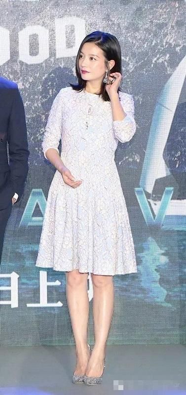 赵薇真瘦回两位数了，连哈伦裤都能穿出“纸片人”效果，美哭！