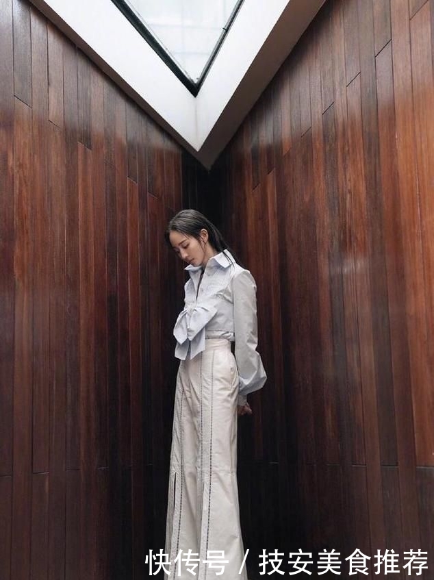 『蓝色』张钧甯168cm身材好惊艳!蓝色衬衫配开叉阔腿裤,110cm长腿好抢镜