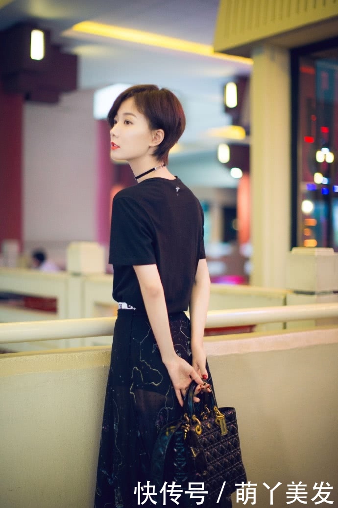 王珞丹只是烫了个发型，一下子就回归颜值巅峰，网友：就这样挺好