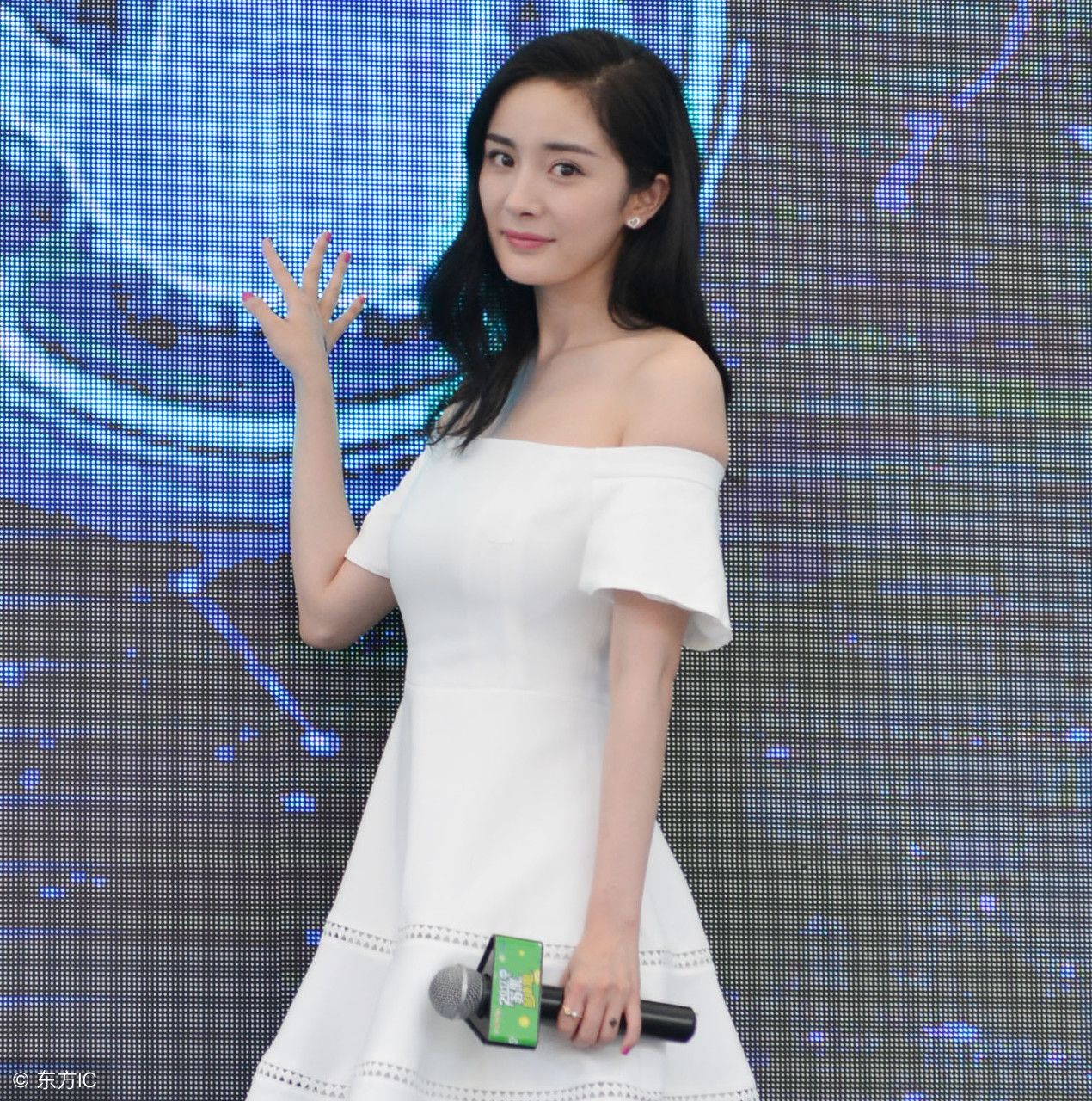 杨幂一字肩白色连衣裙，脚踩高跟鞋宛如妙龄少女