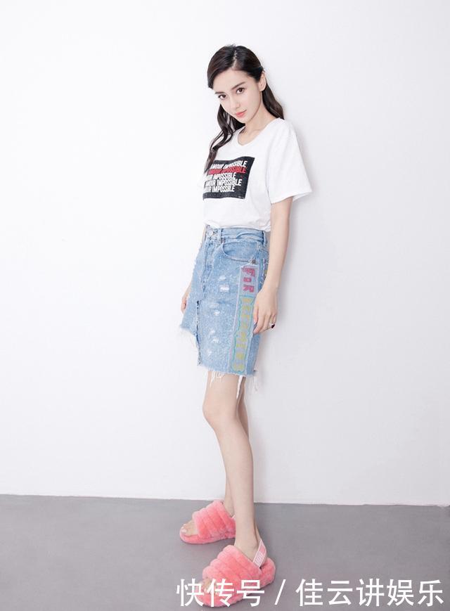 Angelababy又玩季节混搭，短袖短裙清爽迷人，却被脚上棉拖抢镜！