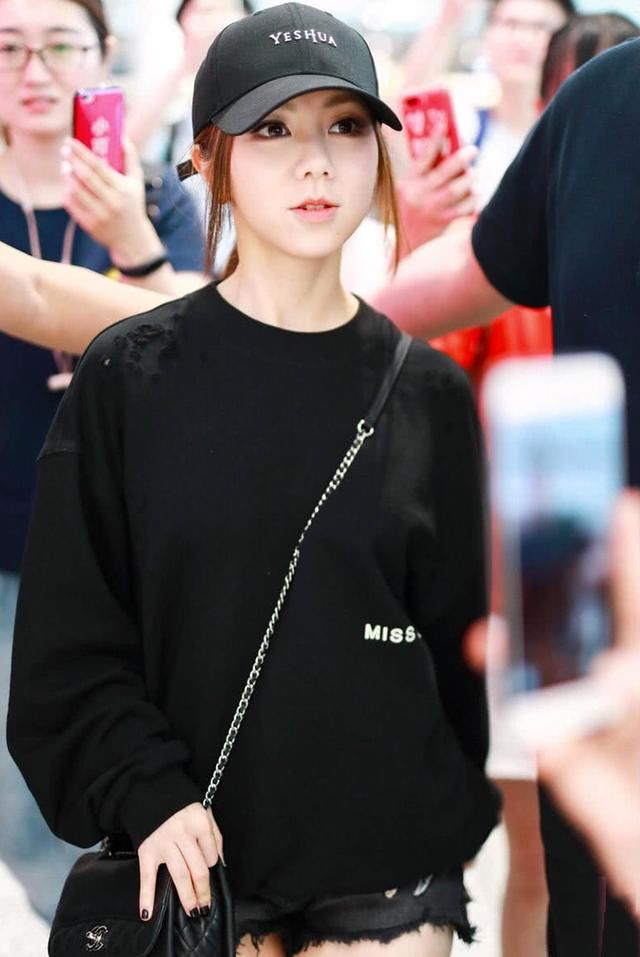 邓紫棋真厉害！短裤穿得比杨幂还短！网友：难怪要用包挡住