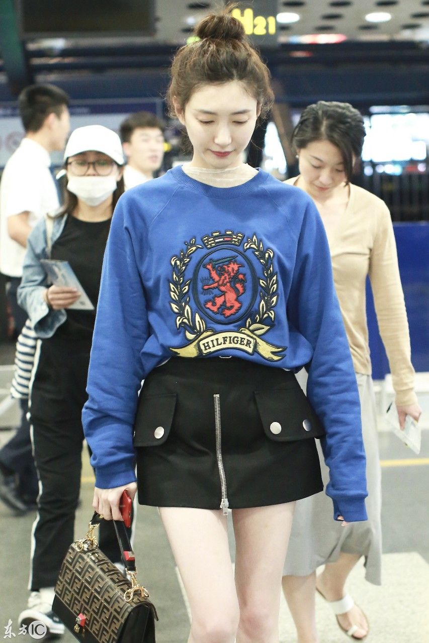 江疏影蓝色上衣搭配短裙现身机场，挡不住的淑女气质!