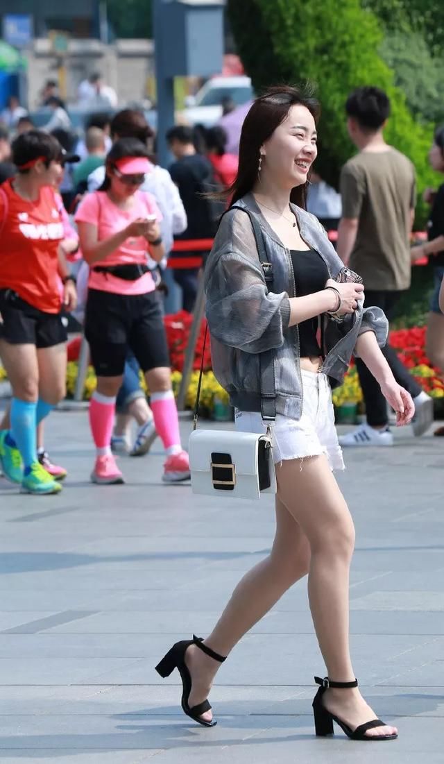  「搭配一」女性好身材搭配高跟鞋，显得时尚又优雅