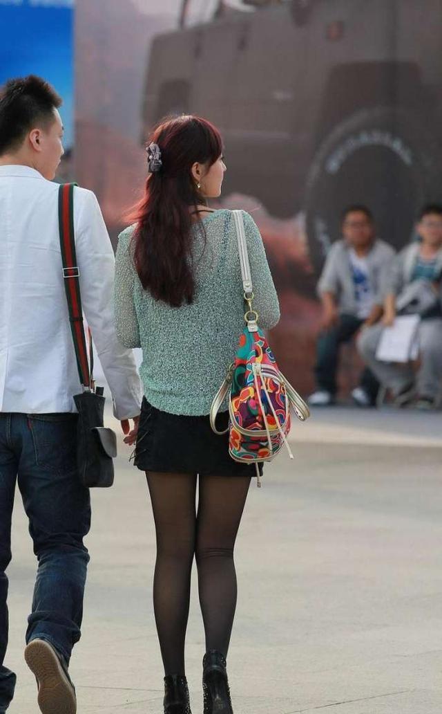 甜美小姐姐紧身包臀裙,S型的曲线,精致的五官吸睛