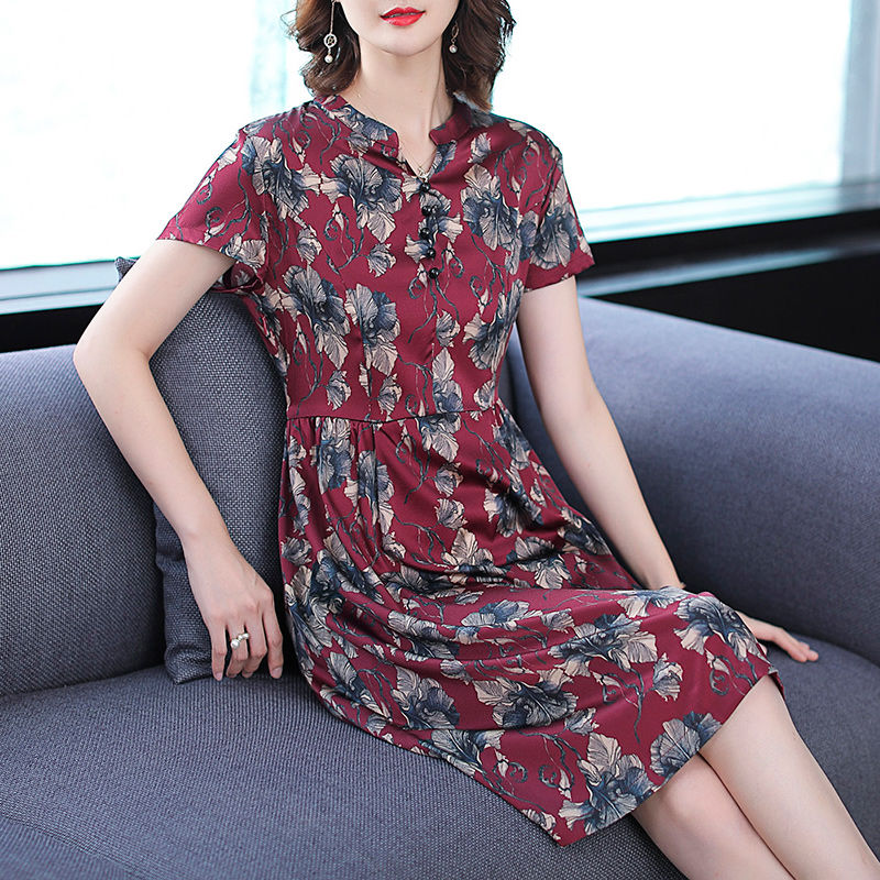 70后女人，美的令人惊艳，只因穿这”欧货裙”，显肤白显美嫩