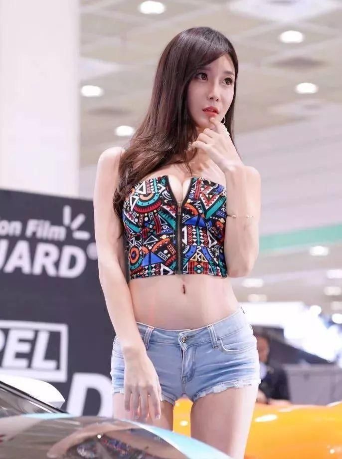 印花拉链背心搭配三分短裤,车美人美衣更美