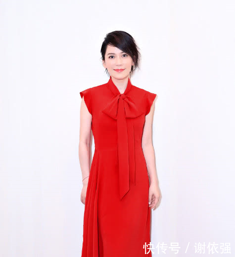 不老女神俞飞鸿快要奔五的人了还能撑得起这条连体的裤子！