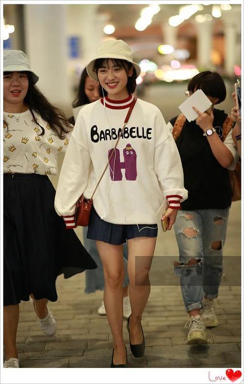 小短腿的沈月穿超短百褶裙真亮眼，网友：看一眼就感觉又恋爱了