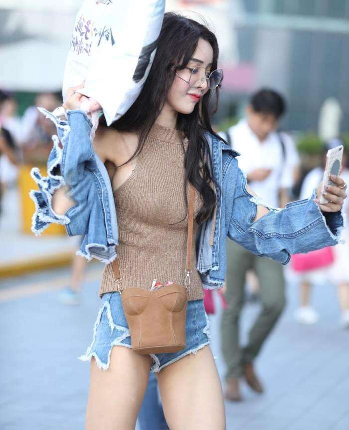 街拍: 美女穿牛仔小短裤上街, 腿型真不错