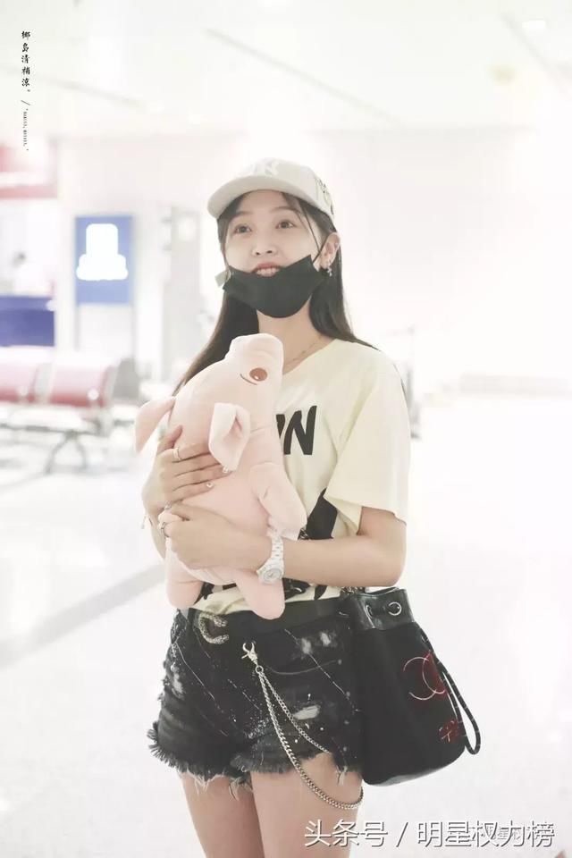 女明星私服PK，穿搭效果最佳的竟是她？