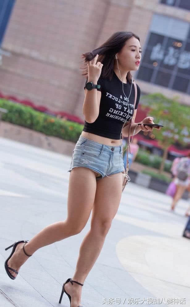 高挑小姐姐穿紧身衣秀出丰腴饱满的上围,现在裤子都流行这么短?