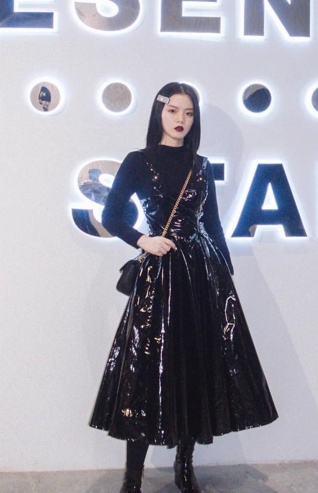  #传统#时尚潮流女孩在穿衣搭配上别具一格，把时尚潮流原素加进传统服饰上，很引人注意
