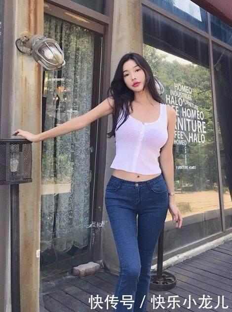  [小妹]街拍：小姐姐穿上修身牛仔裤，散发年轻活力，宛如邻家小妹般清纯！