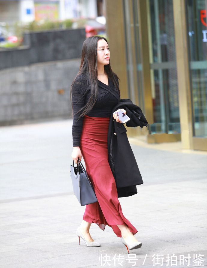 街拍:身材好气质佳的美女一条红色长裙真是增添了不少魅力